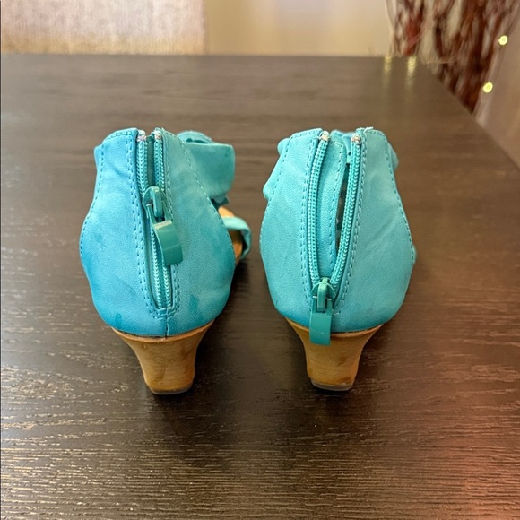 Chic Blue Floral Women's Sandals - Picture 3 of 5